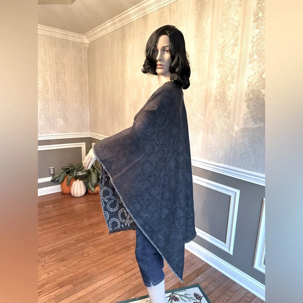 NWT!❄️Calvin Klein!☃️Shrug w/fringes!❄️One Size fits all/black/white - Picture 5 of 13